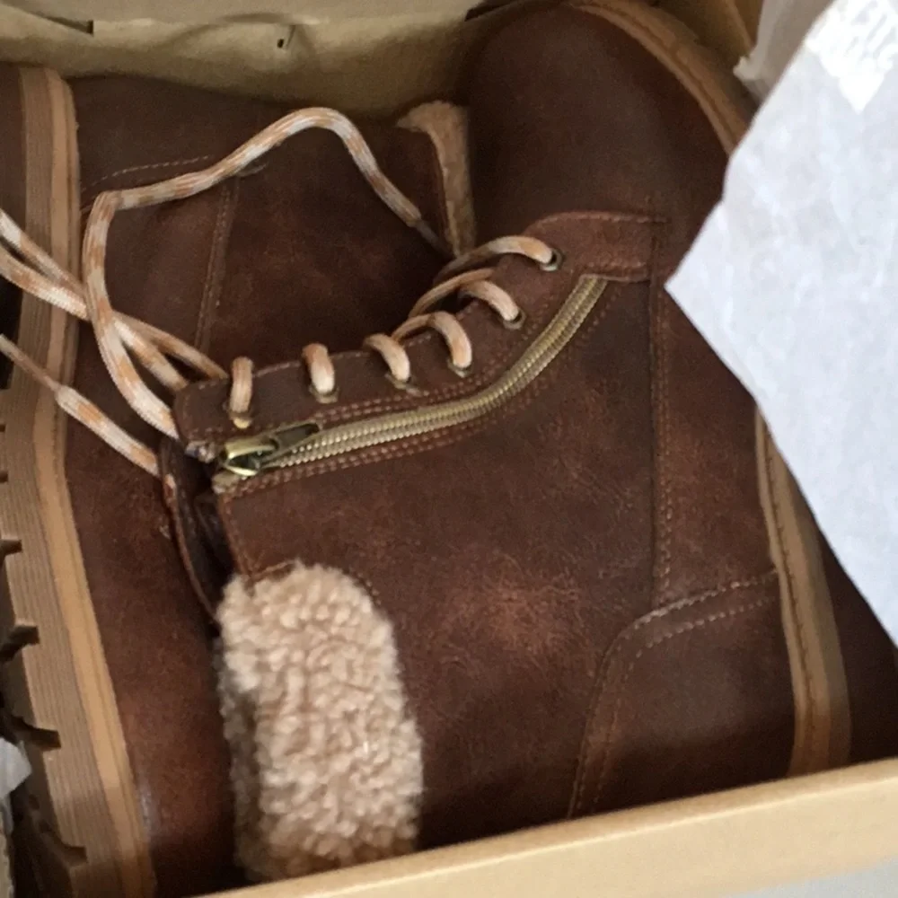 STEVE Madden girls boots. New in box Size 5